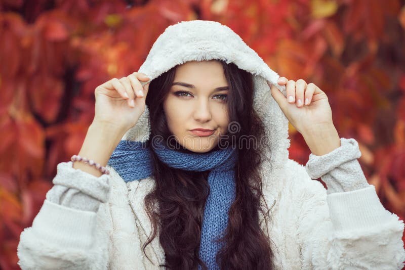 不快乐的秋天妇女时装模特儿画象 库存照片 不快乐的秋天妇女时装模特儿画象 库存照片