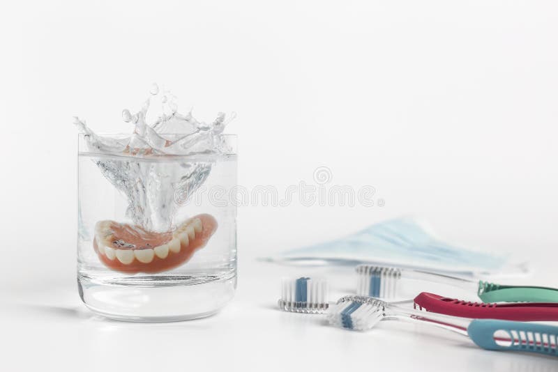与玻璃、面具和牙刷的假牙概念
