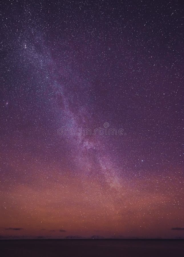 与五颜六色的银河的夜风景和在山的黄灯 与小山的满天星斗的天空在夏天 美丽的宇宙 空间 免版税库存照片 与五颜六色的银河的夜风景和在山的黄灯 与小山的满天星斗的天空在夏天 美丽的宇宙 空间 免版税库存照片