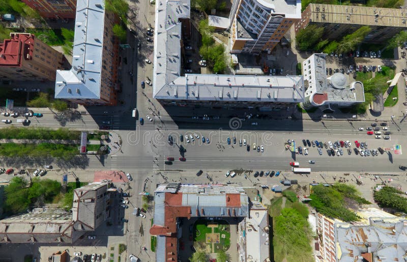 与交叉路和路，房屋建设的空中城市视图 直升机射击 全景的图象 免版税图库摄影