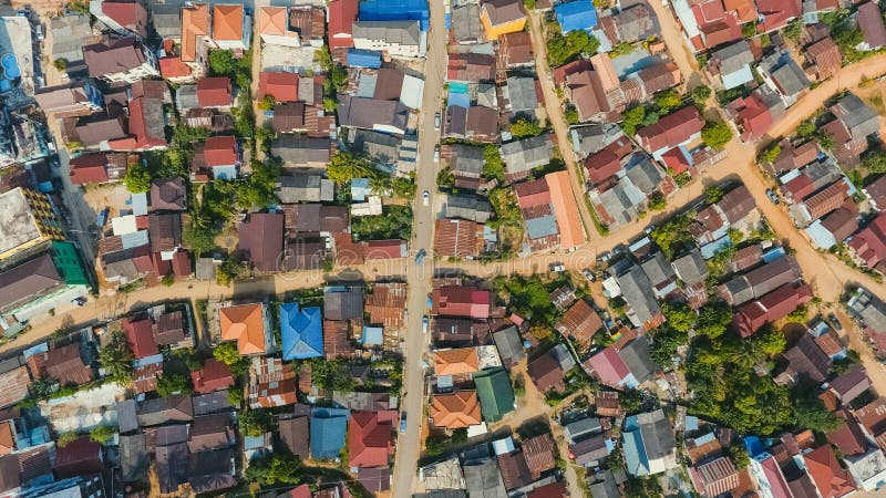 与交叉路的空中城市视图和路、房子、大厦、公园和停车场，桥梁 直升机射击 免版税库存照片
