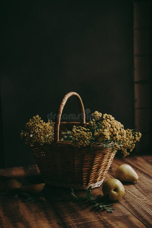与其次黄色森林花和黄色梨花束的柳条筐 库存照片 与其次黄色森林花和黄色梨花束的柳条筐 库存照片
