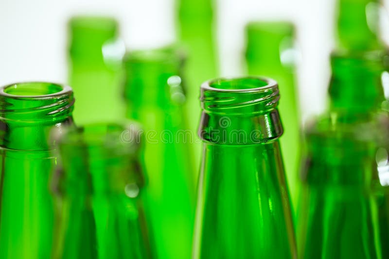 与十个绿色啤酒瓶的构成
