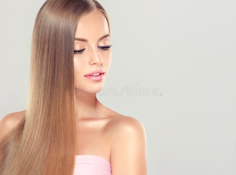 与华美,发光,长,金发的年轻有吸引力的女孩模型 图库摄影