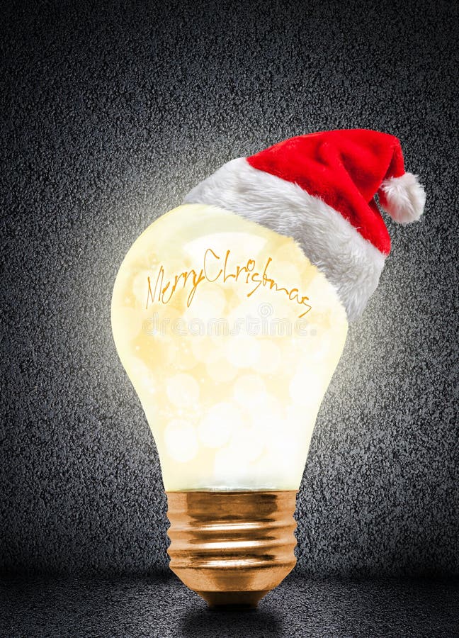 与圣诞老人帽子和拷贝空间的圣诞节发光的电灯泡