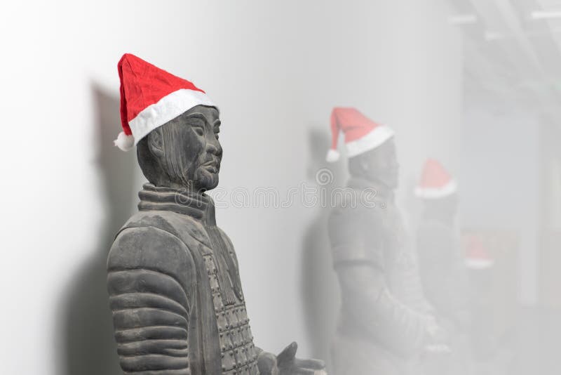 与圣诞老人帽子的中国赤土陶器战士雕象