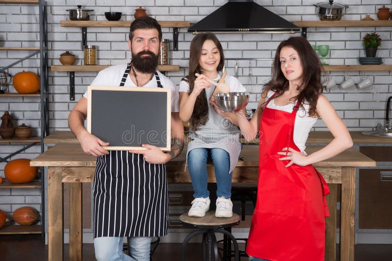 与家人共度周末 母亲和女儿一起做饭 幸福的家庭 父母在厨房做饭的孩子 免版税库存图片 与家人共度周末 母亲和女儿一起做饭 幸福的家庭 父母在厨房做饭的孩子 免版税库存图片