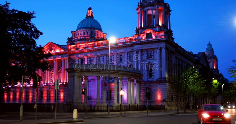与市政厅的夜生活在贝尔法斯特，英国北爱尔兰的首都