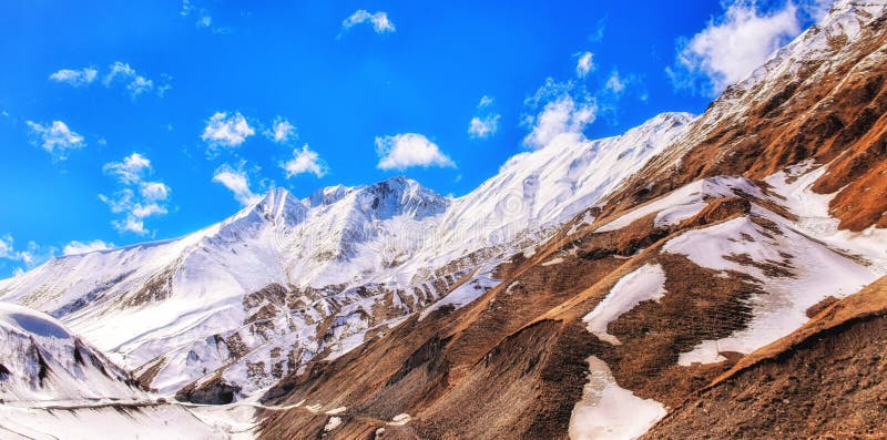 与弯曲道路的美好的山风景在高加索m 免版税库存图片 与弯曲道路的美好的山风景在高加索m 免版税库存图片