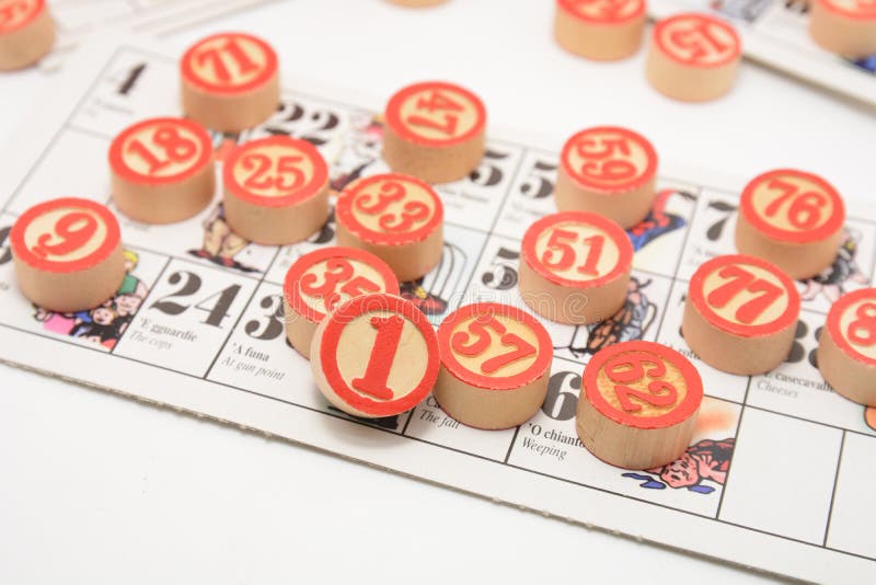 与数字和卡片乐趣enjoi戏剧球员的传统意大利比赛彩券宾果游戏 图库摄影