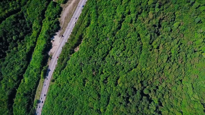 与森林的空中夏天视图，高速公路，汽车，在的卡车山