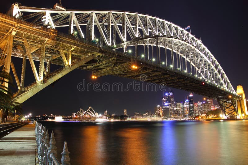 与歌剧院的悉尼港桥在晚上