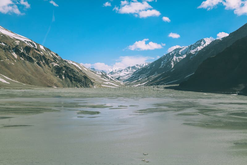 与湖和雪的美丽的山谷加盖了在印地安喜马拉雅山的峰顶, 免版税图库摄影 与湖和雪的美丽的山谷加盖了在印地安喜马拉雅山的峰顶, 免版税图库摄影