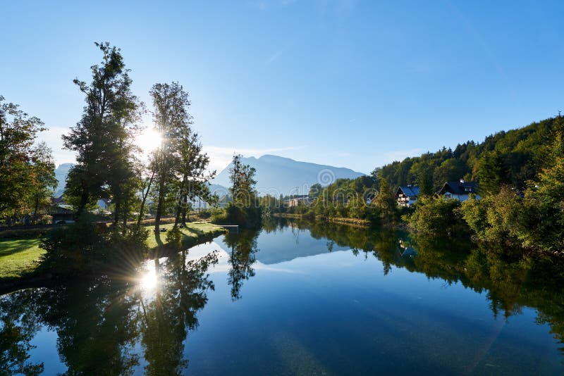 与湖特劳恩河，森林和山的风景图片明信片风景在早晨在奥地利阿尔卑斯 美丽的景色在秋天 免版税库存照片