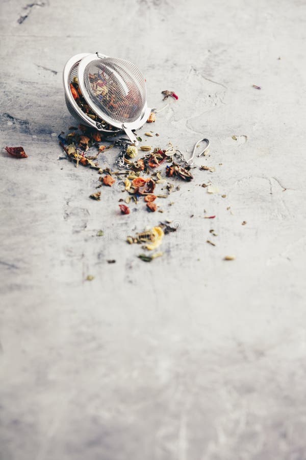 与滤茶器的茶构成用健康清凉茶 库存图片 与滤茶器的茶构成用健康清凉茶 库存图片