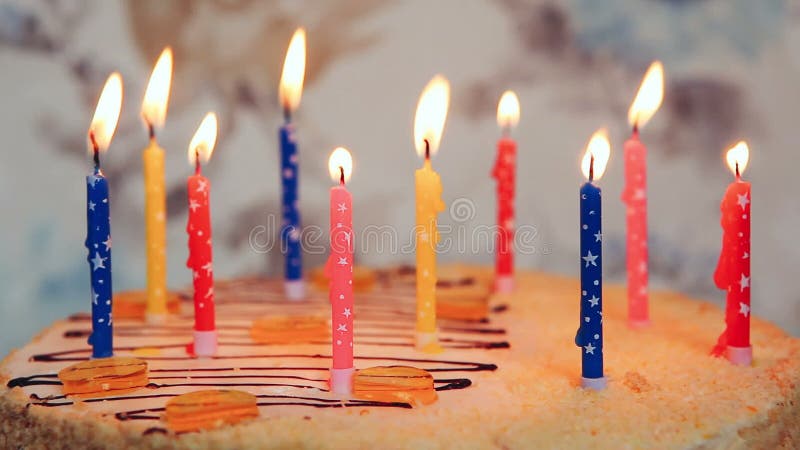 与烧五颜六色的蜡烛，周年庆祝的生日快乐蛋糕