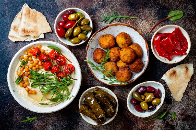E 与皮塔饼,橄榄,hummus,被充塞的dolma,沙拉三明治球,腌汁的中东meze 免版税库存照片 E 与皮塔饼,橄榄,hummus,被充塞的dolma,沙拉三明治球,腌汁的中东meze 免版税库存照片