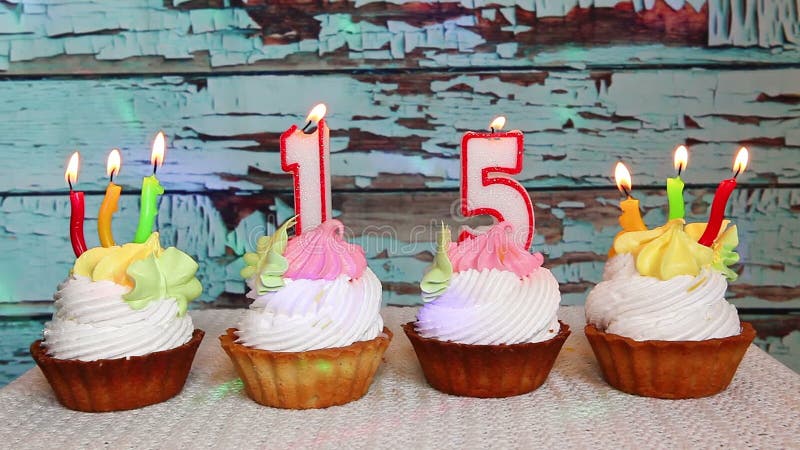 与第的生日快乐在蛋糕的十五个蜡烛，周年