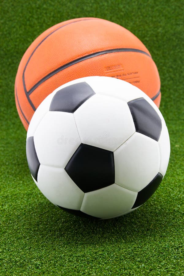 篮球和足球网球 库存照片. 图片 包括有 圈子, 目标, 作用, 设备, 体育运动, 范围, 竞争, 工作室 62283858