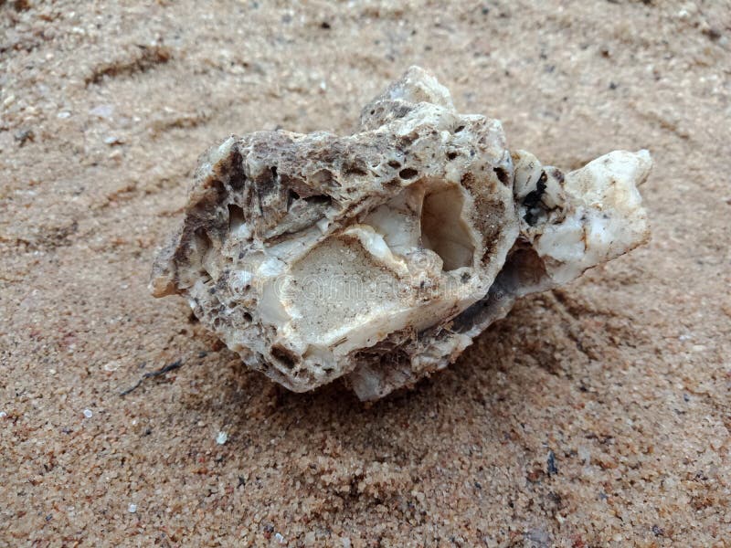 与纹理的灰色水晶石头在沙子 织地不很细背景墙纸,海滩 海洋 免版税库存照片 与纹理的灰色水晶石头在沙子 织地不很细背景墙纸,海滩 海洋 免版税库存照片