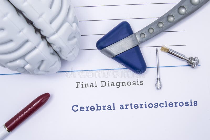 与诊断大脑动脉硬化症的打印的医疗形式与人脑的图，神经学反射锤子，neur 免版税库存图片