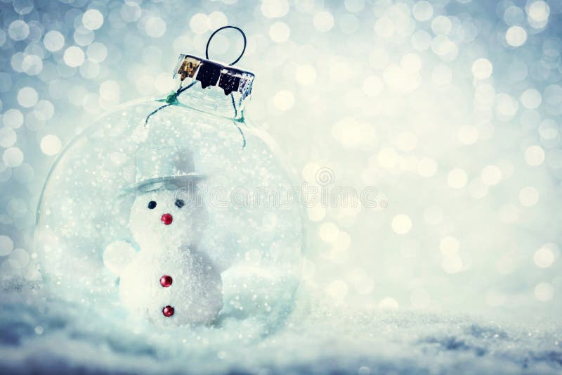 与里面雪人的圣诞节玻璃球 雪和闪烁