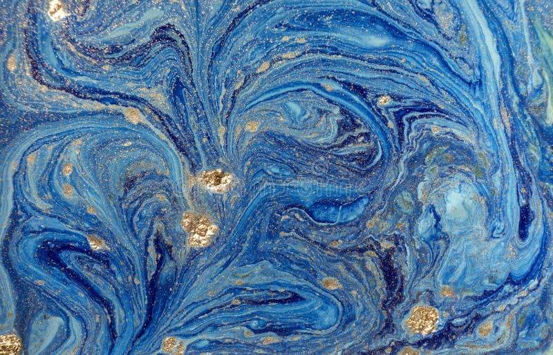 与金黄衣服饰物之小金属片的使有大理石花纹的蓝色抽象背景 液体大理石墨水样式 向量例证