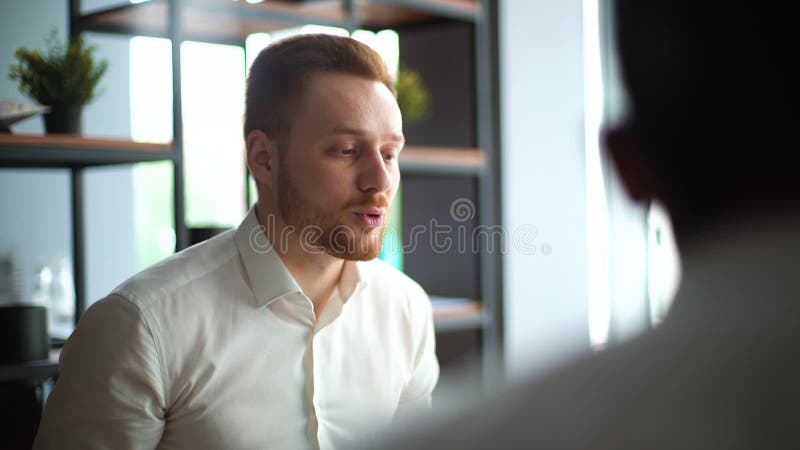 与非洲裔美国商业伙伴谈新项目的特写.