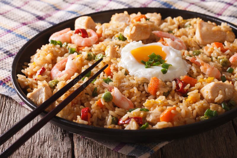 与鸡,虾和菜特写镜头天际的nasi goreng 免版税库存图片