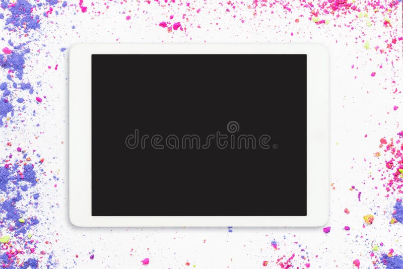 与黑屏的触感衰减器在白色背景的五颜六色的被粉碎的眼影膏 在白色构成的触摸屏幕个人计算机