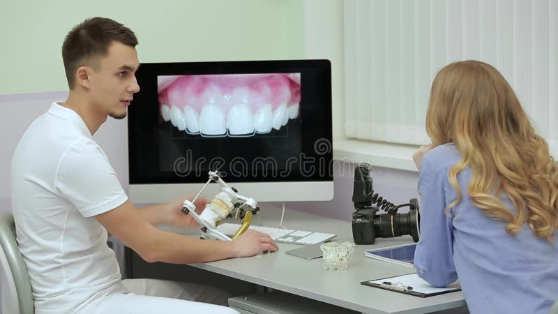 专业牙医接受牙齿诊所的患者