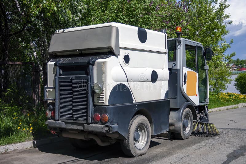 专用车清扫城市道路 清扫机 — 清扫巷道 扫街的刷子 车 图库摄影 专用车清扫城市道路 清扫机 — 清扫巷道 扫街的刷子 车 图库摄影