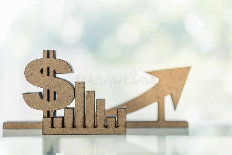 业务、资金、财务增长和规划概念 带复制空间的木制美元符号和条形图图及箭头的特写 免版税库存照片 业务、资金、财务增长和规划概念 带复制空间的木制美元符号和条形图图及箭头的特写 免版税库存照片