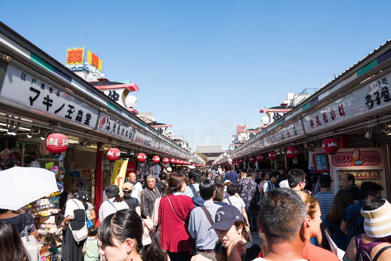 东京,日本- 2018年10月7日:游人是走和参观Sensoji寺庙 免版税图库摄影 东京,日本- 2018年10月7日:游人是走和参观Sensoji寺庙 免版税图库摄影