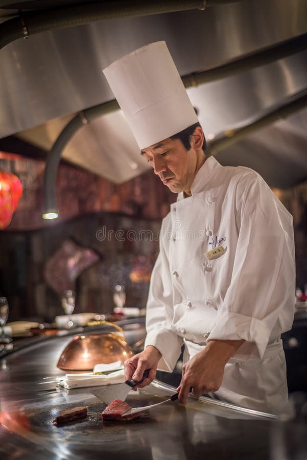 东京，日本- 2014年11月， 30日：烹调wagyu牛肉的厨师
