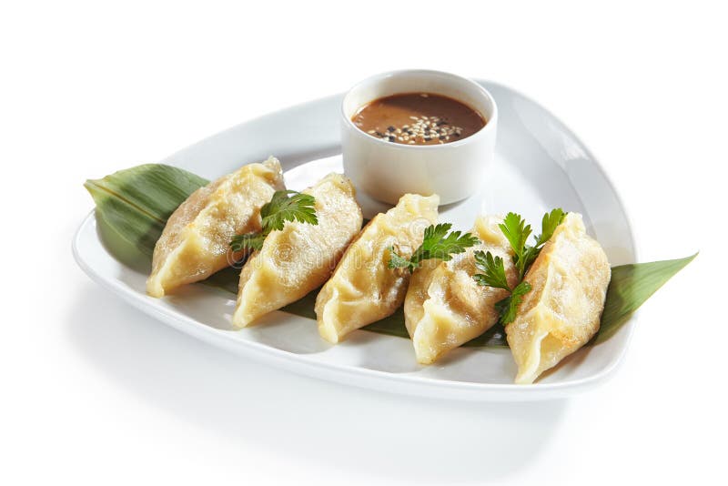 东方人油煎了粤式点心, Gyoza,粤式点心或娇子队隔绝了 库存照片 东方人油煎了粤式点心, Gyoza,粤式点心或娇子队隔绝了 库存照片