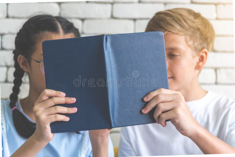 两名一起少年校园学生紧张辅导和看书 朋友谈论,做笔记互相帮助 库存图片 两名一起少年校园学生紧张辅导和看书 朋友谈论,做笔记互相帮助 库存图片