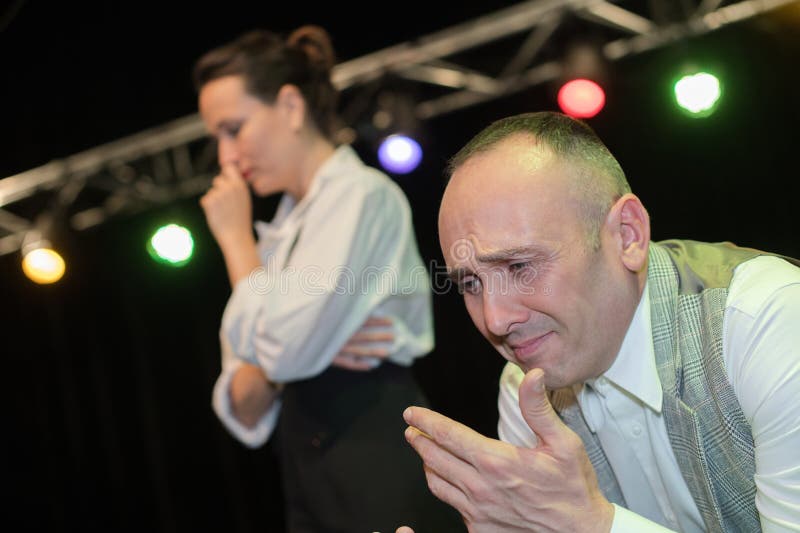 两个演员在舞台上表演 免版税库存图片