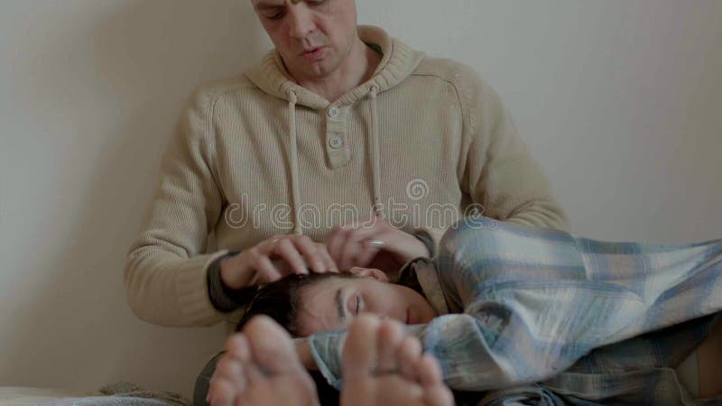 两个男人在床上嬉戏笑 股票视频