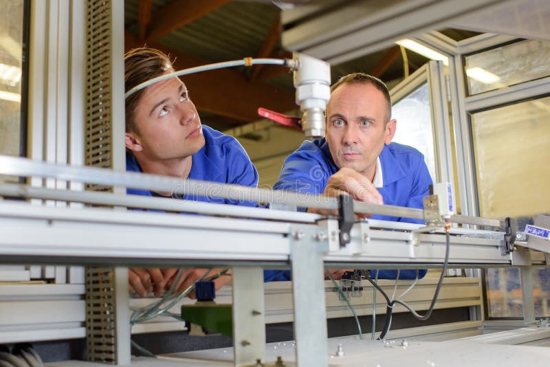 两个男人在看着传送线 免版税图库摄影