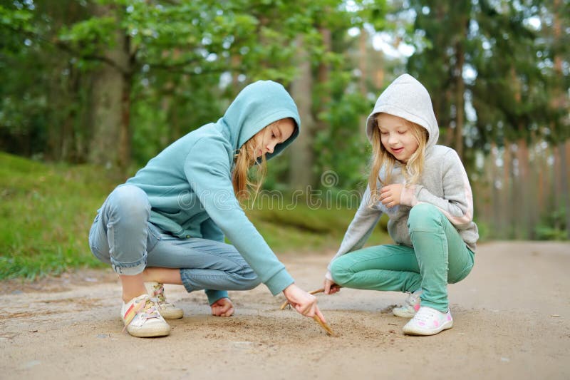 两个逗人喜爱的年轻姐妹获得乐趣在森林远足期间在美好的夏日 与孩子的活跃家庭休闲 库存照片 两个逗人喜爱的年轻姐妹获得乐趣在森林远足期间在美好的夏日 与孩子的活跃家庭休闲 库存照片