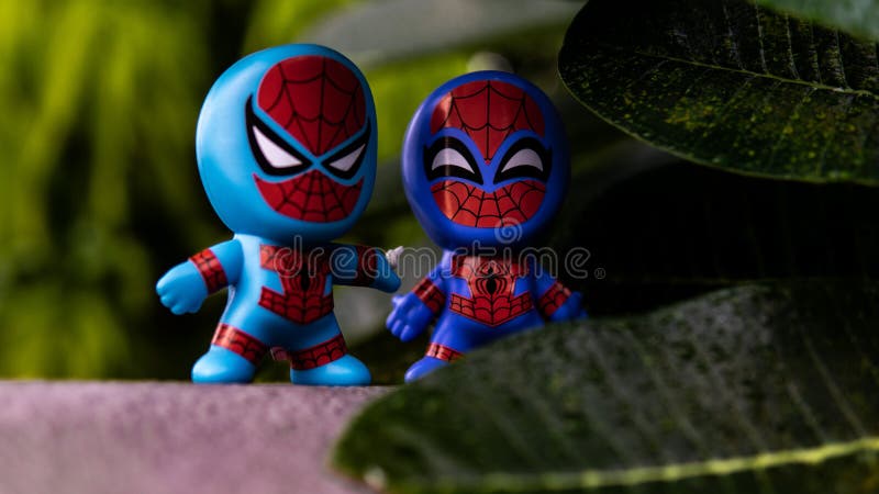 两个麦当劳玩具蜘蛛侠正在与人交谈，打算在恶棍上搞些恶作剧