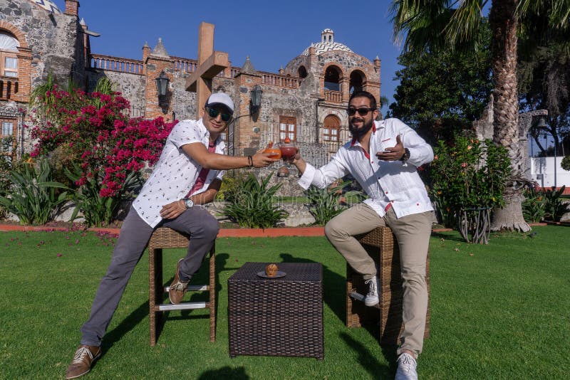 两名西班牙男子在墨西哥州喝草莓冰沙 库存照片