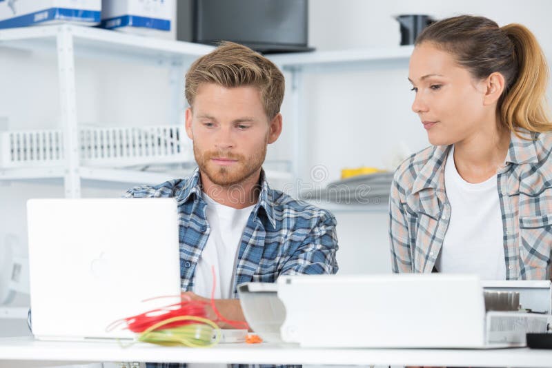 两名男学生和两名女学生 库存照片