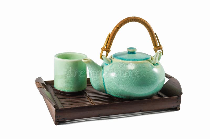 中国绿色茶壶和茶杯在木trivet