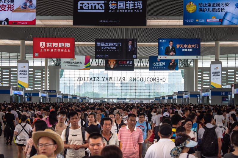 ä¸­å›½æˆéƒ½- 2019å¹´7æœˆ28æ—¥ï¼šåœ¨å››å·çœä¼šæˆéƒ½çš„æš‘å‡æœŸé—´ï¼Œç«è½¦ç«™äººæ»¡ä¸ºæ‚£ã€‚ä¸­å›½æˆéƒ½- 2019å¹´7æœˆ28æ—¥ï¼šå 免版税库存图片
