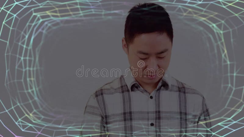 中年男性向下看灰色墙，采用线框网格覆盖技术 影视素材