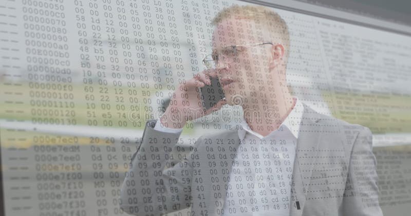 中年男职员工在办公室讲智能手机显示网络安全代码覆盖 股票录像