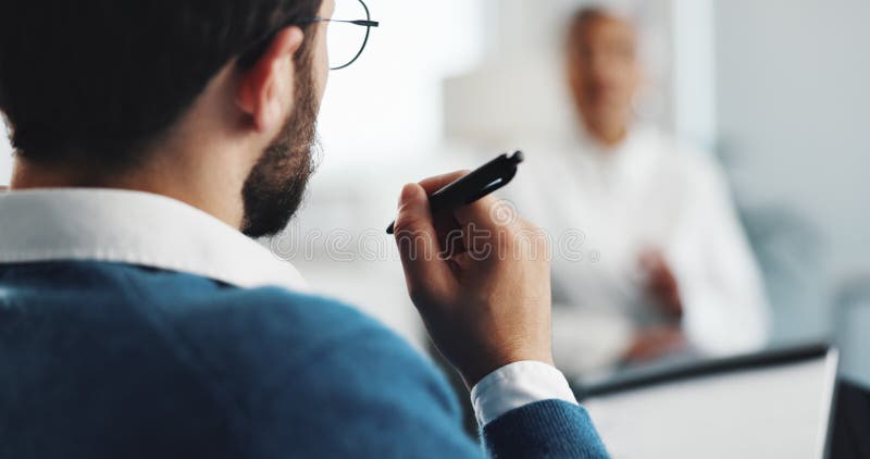 临床心理健康讨论咨询和笔记的手疗师和剪贴板. 人心理学家 免版税库存图片