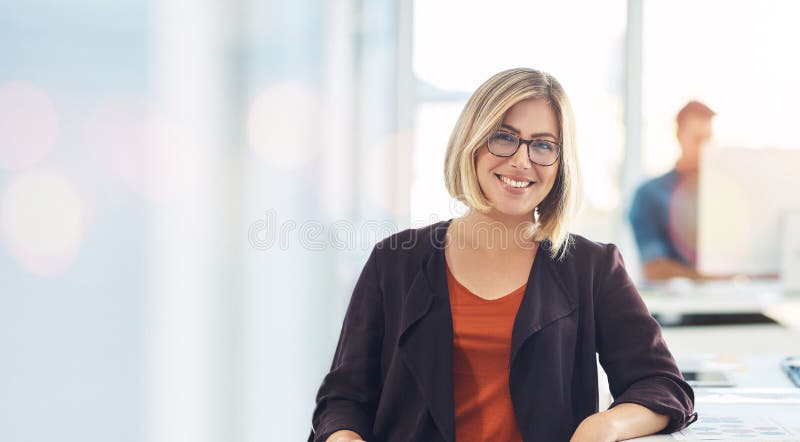 为创业公司或工作场所工作的女性写肖像. 面容设计师 库存图片